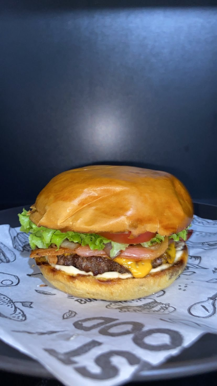 Texas Burger com cheddar, bacon, cebola caramelizada, alface e tomate